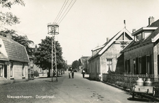 PB4021 Kijkje in de Dorpsstraat, ca. 1940