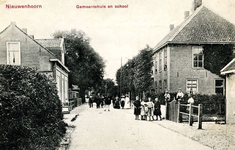 PB4161 Het gemeentehuis en school, ca. 1910