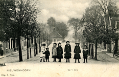 PB4170 Kijkje op de Dorpsstraat, met enkele kinderen, ca. 1900