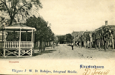 PB4191 Kijkje op de Dorpsstraat, met de muziektent, ca. 1904