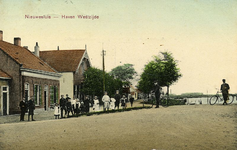 PB4211 Kijkje op de woningen langs de haven, ca. 1907