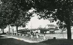 PB4222 Kijkje op de brug over de haven vanaf de Oost Havenkade, ca. 1920