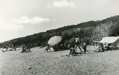 PB4416 Badgasten vermaken zich op het strand, 1961