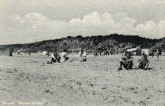 PB4419 Badgasten vermaken zich op het strand, ca. 1937