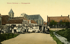 PB4494 Een groep kinderen op de Smitsweg, met het dorp op de achtergrond, ca. 1915