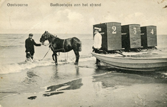 PB4886 Een paard wordt voor de badkoets gespannen om ze in zee te rijden. De badmeester kijkt toe, ca. 1911