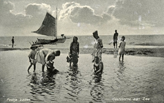 PB4921 Kinderen spelen op het strand. Een vissersboot vaart op zee, ca. 1936