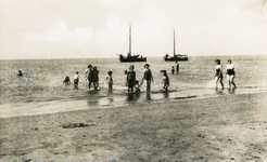 PB4948 Badgasten en visserboten in de zee, ca. 1938
