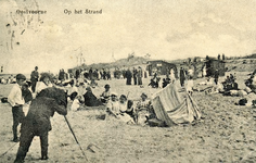 PB4950 Een fotograaf fotografeert badgasten op het strand, ca. 1920