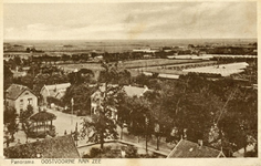 PB5014 Panorama van het dorp vanaf de kerktoren, zicht op de muziektent en Hotel De Man, ca. 1915