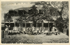 PB5044 Kinderen en personeel voor het Rotterdamse koloniehuis, ca. 1931