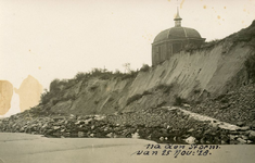 PB5187 Schade aan de duinen na de storm van 25 november 1928. Koepel Zeeburg wordt bedreigd, 1928