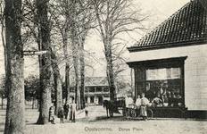 PB5528 Kijkje op het Dorpsplein vanaf het Kerkplein, ca. 1910