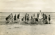 PB5890 Koloniehuis 'Ons Genoegen' te Oostvoorne: licht, lucht, ruimte... Kinderen spelen op het strand, ca. 1951