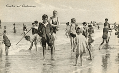 PB5904 Kinderen vermaken zich langs de vloedlijn, 1930