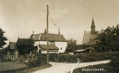 PB7018 Zicht op de pastorie en kerk vanaf de Leuneweg, ±1938