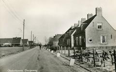 PB7027 Kijkje op de Dorpsweg met woningen en elektriciteitspalen, 1963