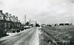 PB7042 Kijkje in de Dorpsweg. Op de achtergrond is de Hollandseweg te zien, 1963
