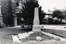 PB7071 Monument op het kerkplein, ter nagedachtenis aan Cornelis Blaak en Bastiaan de Zeeuw, ca. 1980