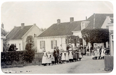PB7089 Kijkje op de Molenweg vanaf de Kaatsbaan, ca. 1904