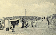 PB7107 Strandtent van Man in 't Veld (souvenir / fruit koek chocolade), ca. 1954