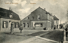 PB7606 Het Dorpsplein in Rockanje, met het voormalige raadhuis, ca. 1910