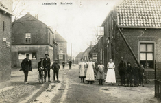 PB7607 Het Dorpsplein in Rockanje, met links het voormalige raadhuis, ca. 1915