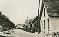 PB7636 Kijkje in de Middeldijk richting de Molendijk, ca. 1930