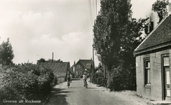 PB7662 Kijkje vanaf de Molendijk richting de Dorpsweg. op de achtergrond de dokterswoning, ca. 1951