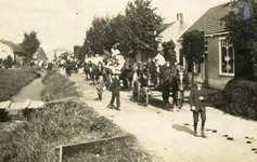 PB7843 Optocht over de Middeldijk (onafhankelijksheidsfeesten in 1913?), ca. 1913