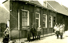 PB8712 de kruidenierswinkel van Leen van Doorn, later van de familie Driesse, ca. 1938