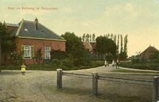 PB8886 Naar de Kerkweg te Spijkenisse, met de openbare school en hervormde pastorie, ca. 1908