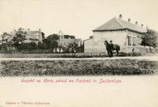 PB8890 School, kerk en pastorie, ca. 1900