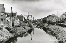 PB8912 De molen Nooitgedacht en het stoomgemaal langs de Vierambachtenboezem, 1965