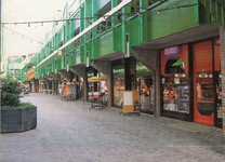 PB8953 Winkels en woningen langs de Nieuwstraat, 1980