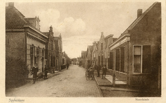 PB8962 Het Noordeinde met links het gemeentehuis. Rechts het huis van de veerman Krijn Dekker, ca. 1920