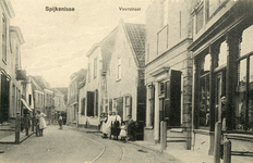 PB8987 Woningen en winkels langs de Voorstraat, ca. 1917