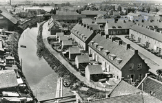 PB9039 Panorama vanaf de molen. Links het Noordeinde, rechts de Molenlaan, 1956
