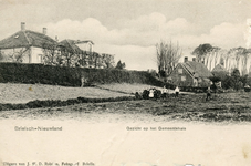 PB9607 Gezicht op het vroegere gemeentehuis aan de Achterdijk, rechts de woning van kleermaker Dirk Touw, ca. 1914