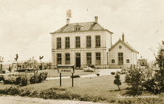 PB9720 Het gemeentehuis van Zuidland, ±1955