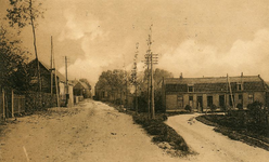 PB9736 Kijkje op de woningen op de hoek van de Stationsweg en de Nijverheidsstraat, ±1927