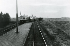 PB9796 De tram bij het station van Zuidland, 1967