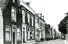 PB10003 Woningen en winkels langs de Henri Fordstraat en Dorpsstraat, ca. 1960