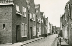PB9917 Kijkje in de Dorpsstraat, vanaf de hoek met de Boomgaarstraat, 1958