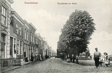 PB9923 Kijkje op de Dorpsstraat, met rechts de kade, ca. 1910