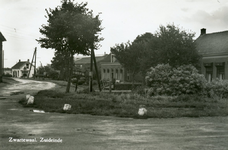 PB9937 Kijkje op Zwartewaal vanaf de Groene Kruisweg, met de Ford-garage van de gebroeders v/d Hoek, ca. 1955