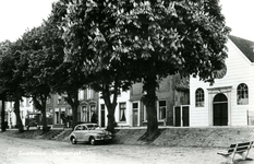PB9976 Kijkje in de Dorpsstraat. Kastanjebomen staan in bloei, 1958