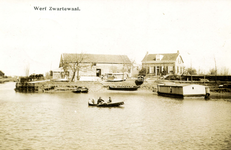 PB9987 De werf en haven van Zwartewaal, gezien vanaf de Bernissedijk, ca. 1910