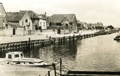 PB9992 De haven van Zwartewaal, gezien vanaf de Bernissedijk, 1955