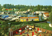 PB9998 Jachthaven De Witte Raaf, J.M. Deurloo, café en terras, in- en verkoop boten en motoren, ca. 1975